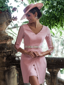 Cómo combinar un vestido rosa palo