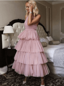 Cómo combinar un vestido rosa palo 