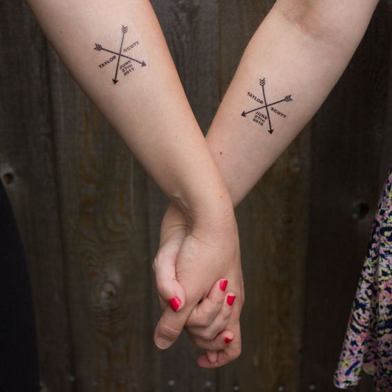 Flechas que se unen ▷ ideas de tatuajes minimalistas para hermanas