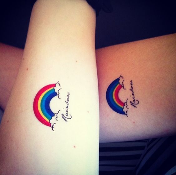 Nube y arcoíris ▷ ideas de tatuajes minimalistas para hermanas