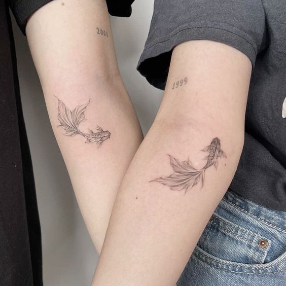 Pez con fechas o iniciales ▷ ideas de tatuajes minimalistas para hermanas