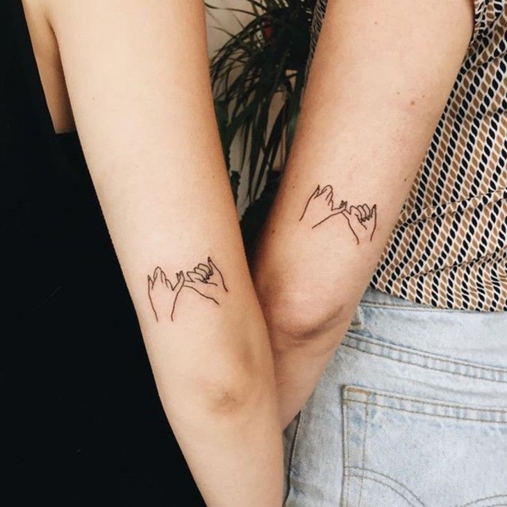 Manos enlazadas ▷ ideas de tatuajes minimalistas para hermanas