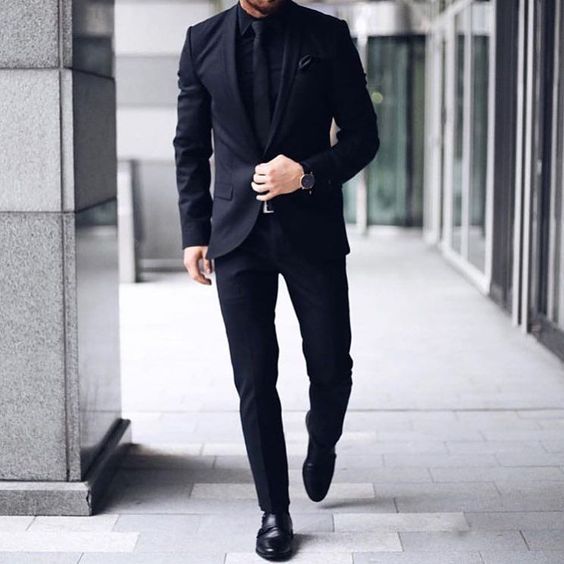 Cómo vestir elegante con jeans hombres con un look totalmente de negro