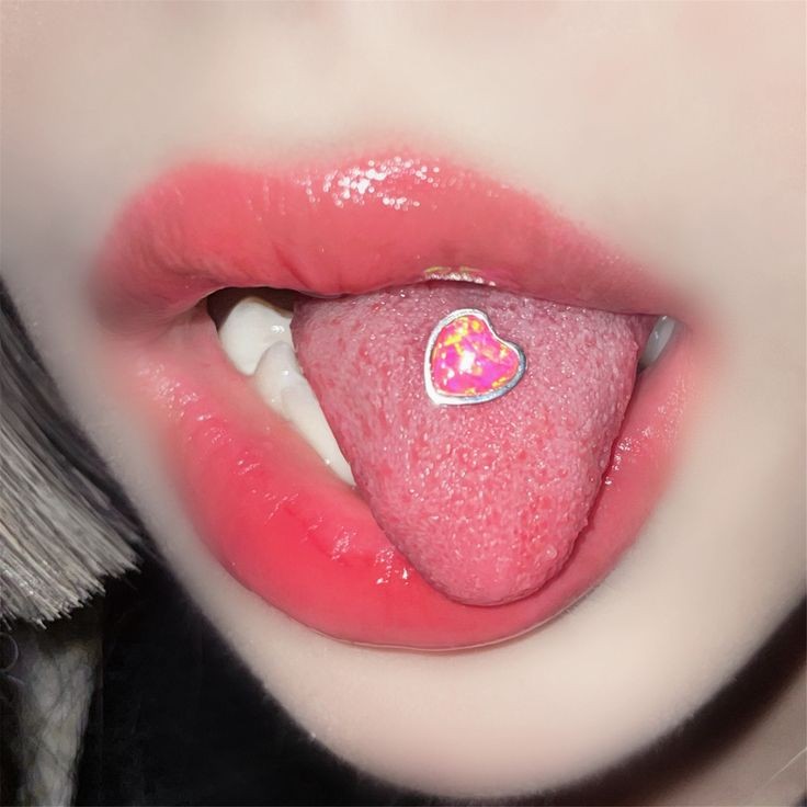 los mejores piercing de lengua para mujeres corazon