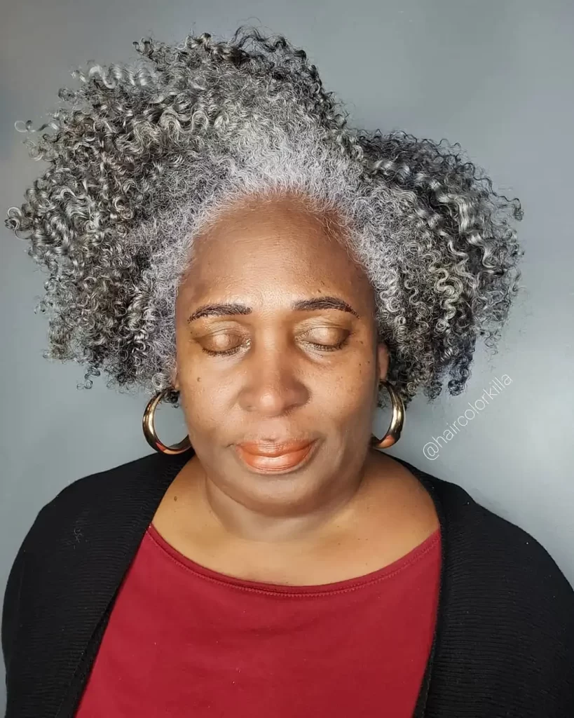Cortes de pelo rizado para mujeres de 50 años